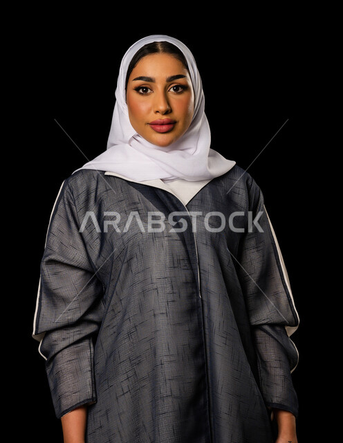 بورتريه لسيدة عربية خليجية سعودية بإيماءات و تعابير وجه تدل على السعادة ، خلفية سوداء