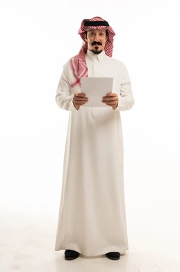 رجل سعودي بالزي التقليدي يحمل ورقة بيضاء فارغة