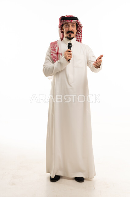 رجل سعودي يمسك ميكروفون على خلفية بيضاء