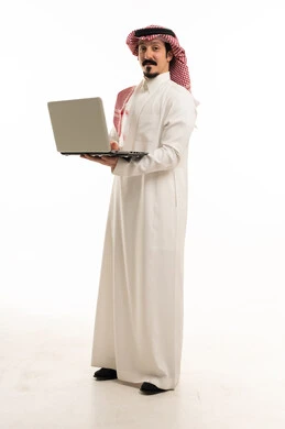 رجل أعمال سعودي بالزي التقليدي مع جهاز محمول خلفية بيضاء