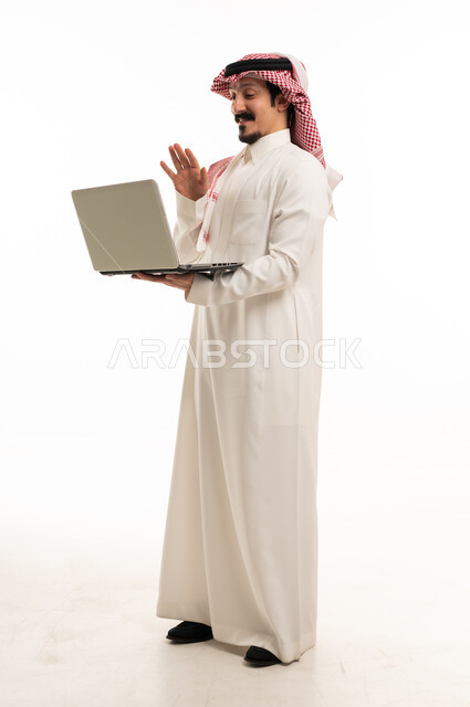 رجل سعودي يلوح لجهاز الكمبيوتر على خلفية بيضاء