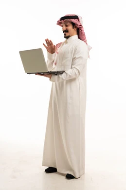 رجل سعودي يلوح لجهاز الكمبيوتر على خلفية بيضاء