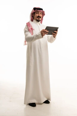 رجل سعودي مع جهاز لوحي بخلفية بيضاء