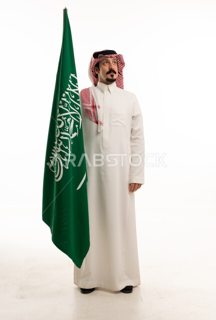 رجل سعودي مع العلم الوطني على خلفية بيضاء