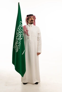 رجل سعودي مع العلم الوطني على خلفية بيضاء