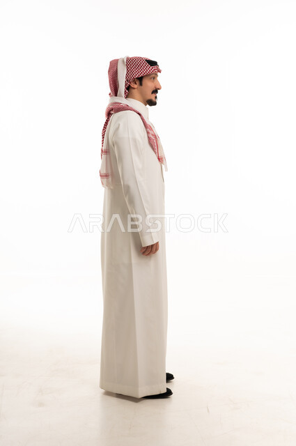 رجل سعودي بالزي التقليدي بخلفية بيضاء