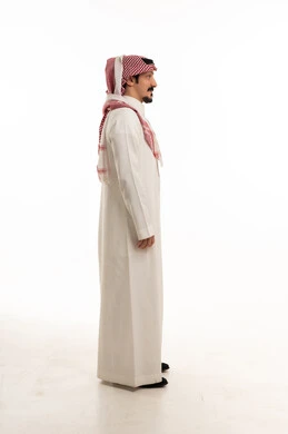 رجل سعودي بالزي التقليدي بخلفية بيضاء