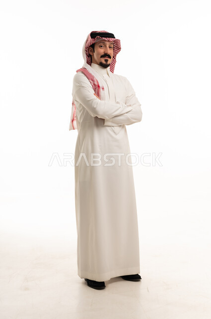 رجل سعودي بالزي التقليدي على خلفية بيضاء