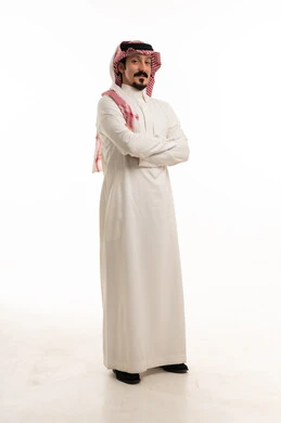 رجل سعودي بالزي التقليدي على خلفية بيضاء