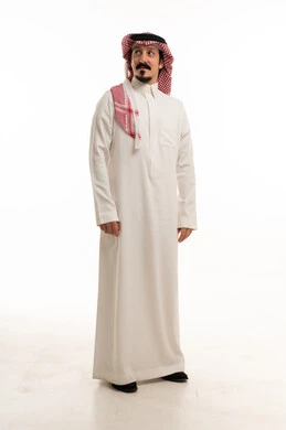 رجل سعودي بالزي التقليدي بخلفية بيضاء