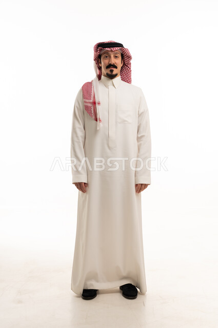 رجل سعودي بالزي التقليدي أمام خلفية بيضاء