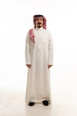رجل سعودي بالزي التقليدي أمام خلفية بيضاء