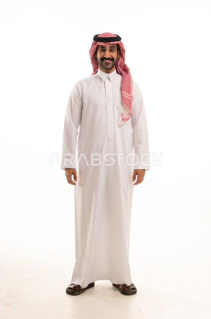 رجل سعودي بالثوب والشماغ التقليدي في الاستوديو