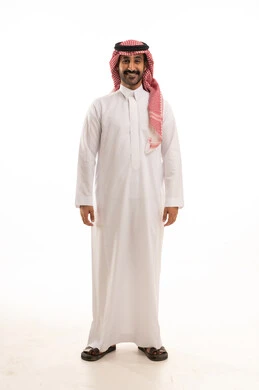 رجل سعودي بالثوب والشماغ التقليدي في الاستوديو