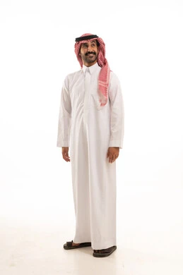 رجل سعودي بالزي التقليدي الثوب والشماغ