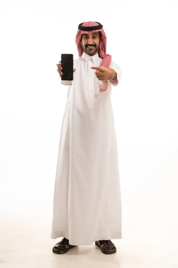 رجل سعودي بالثوب والشماغ يمسك هاتف ذكي
