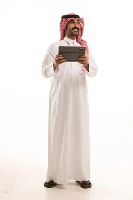 Saudi Man in Thobe and Shemagh Using Tablet