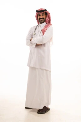 طبيب سعودي بالثوب والشماغ والزي الطبي الرسمي