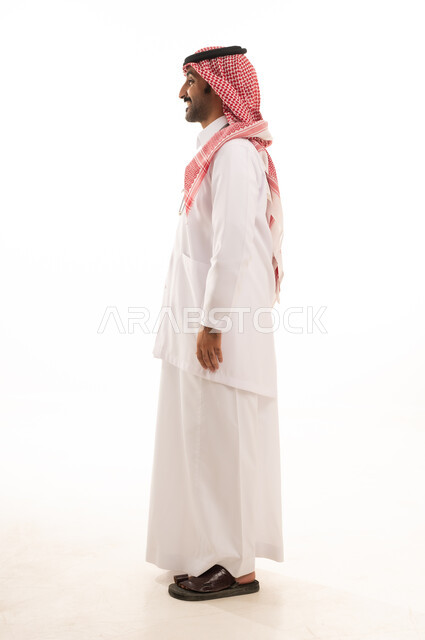 رجل سعودي بالثوب والشماغ بوضعية جانبية