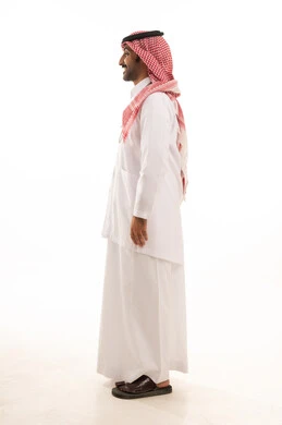 رجل سعودي بالثوب والشماغ بوضعية جانبية