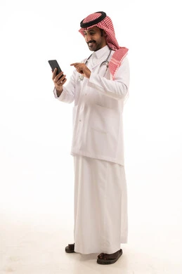 طبيب سعودي بالثوب والشماغ يحمل هاتف ذكي