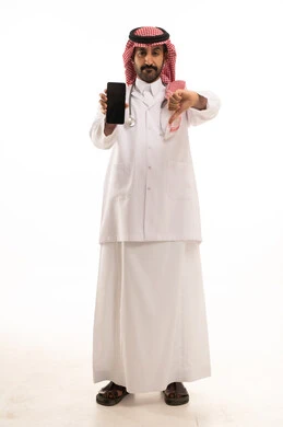 طبيب سعودي يحمل هاتف ذكي مع إشارة الرفض