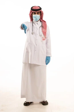 طبيب سعودي بالزي الرسمي يشير بعلامة عدم الرضا