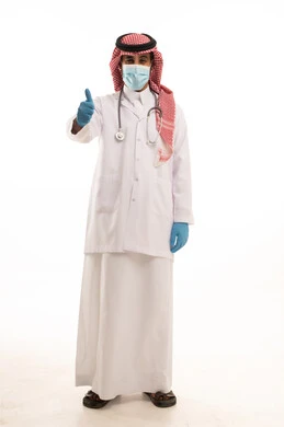 طبيب سعودي بالثوب والشماغ مع إشارة الإبهام