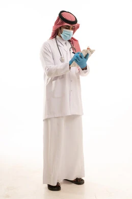 طبيب سعودي بالزي التقليدي يكتب ملاحظات طبية