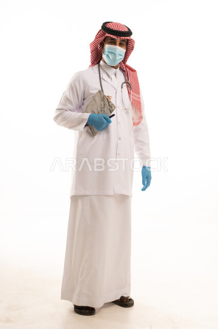 طبيب سعودي بالزي التقليدي والبالطو الأبيض الطبي