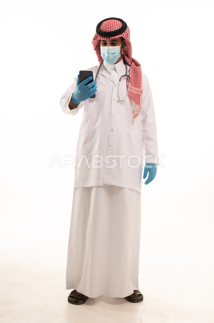 طبيب سعودي يستخدم الهاتف الذكي في استوديو