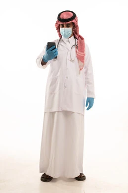 طبيب سعودي يستخدم الهاتف الذكي في استوديو