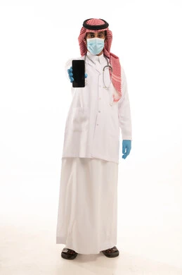 طبيب سعودي بالزي التقليدي يحمل هاتف ذكي