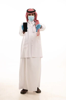 طبيب سعودي يحمل هاتف ذكي ويشير بعلامة الرفض