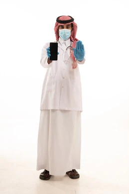 طبيب سعودي يقوم بإشارة التوقف حاملاً هاتفاً ذكياً