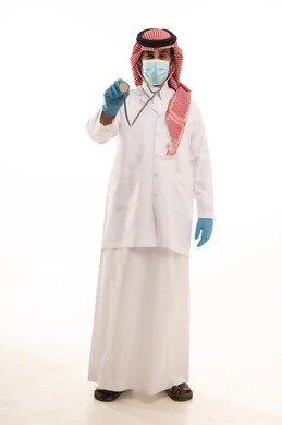 طبيب سعودي بالثوب والشماغ يحمل سماعة طبية وخلفية بيضاء