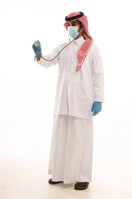طبيب سعودي بالثوب والشماغ يحمل سماعة طبية