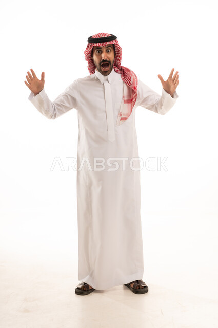 رجل سعودي متفاجئ بالثوب التقليدي على خلفية بيضاء