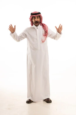 رجل سعودي متفاجئ بالثوب التقليدي على خلفية بيضاء