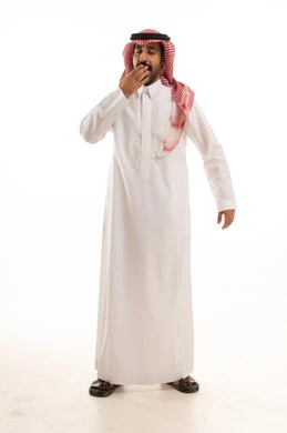 الشعور بالنعاس والحاجة للنوم، ضرورة أخذ قسط من الراحة والاسترخاء، إيماءات التعب والإرهاق، بورتريه لرجل عربي خليجي  سعودي يرتدي الزي التقليدي والشماغ  يقوم بوضع يضع يده أمام فمه والتثاؤب، خلفية بيضاء