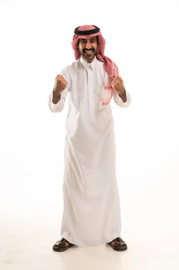 الحماس والتفاعل مع المنتخب، مشاهدة ومتابعة مباراة كرة القدم، بورتريه لرجل عربي خليجي سعودي مبتسم يرتدي الثوب التقليدي والشماغ يرفع يديه بإيماءات الشغف والتشجيع للفريق، خلفية بيضاء