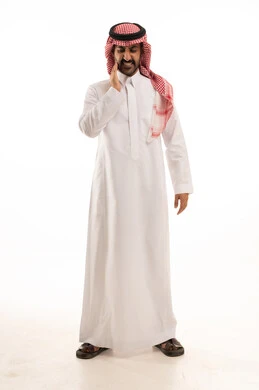 الحاجة لزيارة الطبيب، طلب العلاج والمساعدة، تسوس الاضراس و التهاب اللثه، بورتريه  لرجل عربي سعودي خليجي يرتدي الزي التقليدي والشماغ  يضع يده على خده ويغمض عينيه بايماءات الشعور بألم الأسنان، الجسم بالطول الكامل، خلفية بيضاء