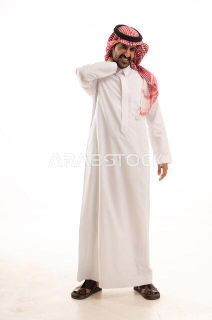 الحاجه للراحة و وضع خطة علاجية, الشعور  بشد عضلي في الرقبه ،التهاب العضلات والمفاصل، الإحساس بالتعب والإرهاق, بورتريه لرجل عربي خليجي سعودي يرتدي الثوب التقليدي و الشماغ يضع يده على رقبته بإيماءات الألم في الأكتاف، صورة الجسم بالكامل، خلفية بيضاء