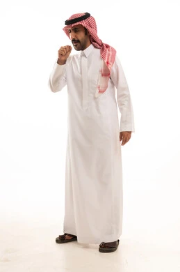 الانفلونزا والتهاب الرئه، الشعور بالمرض والكحة، بورتريه لرجل عربي سعودي خليجي يرتدي الزي التقليدي والشماغ  يعاني من السعال، الاصابة بفايروس كورونا ، الشعور بالتعب والإرهاق، خلفية بيضاء