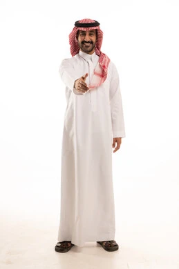 إلقاء التحيه والسلام, بورتريه لرجل عربي خليجي سعودي يرتدي الزي التقليدي والشماغ يمد كفه للمصافحة, النظر بإيماءات السرور, مفهوم الاستقبال والترحيب، خلفية بيضاء إلقاء التحيه والسلام, بورتريه لرجل عربي خليجي سعودي يرتدي الزي التقليدي والشماغ يمد كفه للمصافحة, النظر بإيماءات السرور, مفهوم الاستقبال والترحيب، خلفية بيضاء