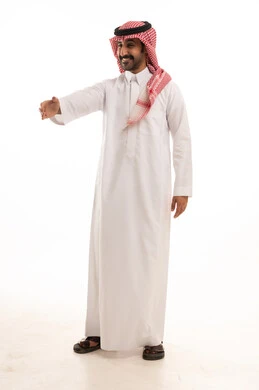 إلقاء التحيه والسلام, بورتريه لرجل عربي خليجي سعودي يرتدي الزي التقليدي والشماغ  يمد كفه للمصافحة, النظر بإيماءات السرور, مفهوم الاستقبال والترحيب، خلفية بيضاء