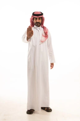 الصمت والتوقف عن الكلام, الأمر بالنهي عن فعل شيء ما, بورتريه لرجل عربي خليجي سعودي يرتدي الثوب والشماغ التقليدي يرفع كفه للأعلى, طلب خفض الصوت والتهديد, صورة لكامل الجسم, خلفية بيضاء