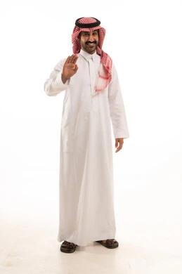 التعبير عن الجودة والاتقان، بورتريه لرجل عربي سعودي خليجي يرتدي الزي التقليدي والشماغ  يشير بيده بإيماءات الموافقة والرضا و القبول، علامة الامتياز والتميز، صورة لكامل الجسم، خلفية بيضاء