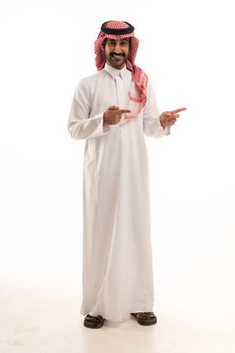 الإشارة إلى شيء ما, الوقوف باستقامة واعتدال, بورتريه لرجل عربي خليجي سعودي  يرتدي الزي التقليدي والشماغ يشير بيديه لمكان معين, صورة للجسم بالطول الكامل, خلفية بيضاء