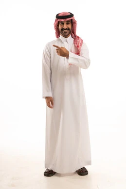 الإشارة إلى شيء ما, الوقوف باستقامة واعتدال, بورتريه لرجل عربي خليجي سعودي  يرتدي الزي التقليدي والشماغ يشير بيديه لمكان معين, صورة للجسم بالطول الكامل, خلفية بيضاء